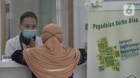 Petugas melayani konsumen di kantor pusat Pegadaian, Jakarta, Selasa (20/4/2021). Pegadaian yang telah berdiri selama 120 tahun terus menunjukkan kinerja positif, ditandai dengan nilai aset dan pendapatan yang terus meningkat meskipun saat pandemi. (merdeka.com/Imam Buhori)
