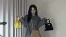 Seulgi member dari Red Velvet ini mengenakan mini dress bermotif geometris. Ia tampak chic dengan heels hitam, dan kaos kaki putihnya. Jangan lupa kenakan sling bag sebagai pelengkap penampilan.(@hi_sseulgi)