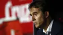 Pelatih Real Madrid, Julen Lopetegui, tampak kecewa usai ditaklukkan Sevilla pada laga La Liga di Stadion Ramon Sanchez Pizjuan, Rabu (26/9/2018). Sevilla menang 3-0 atas Real Madrid. (AP/Miguel Morenatti)