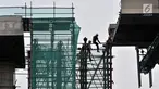 Aktivitas pekerja menyelesaikan proyek Light Rail Transit (LRT) Jabodebek di kawasan Cibubur, Jakarta, Senin (18/2). PT KAI menetapkan tarif LRT Jakarta-Bogor-Depok-Bekasi (Jabodebek) sebesar Rp 12.000 untuk sekali jalan. (Merdeka.com/Iqbal S. Nugroho)