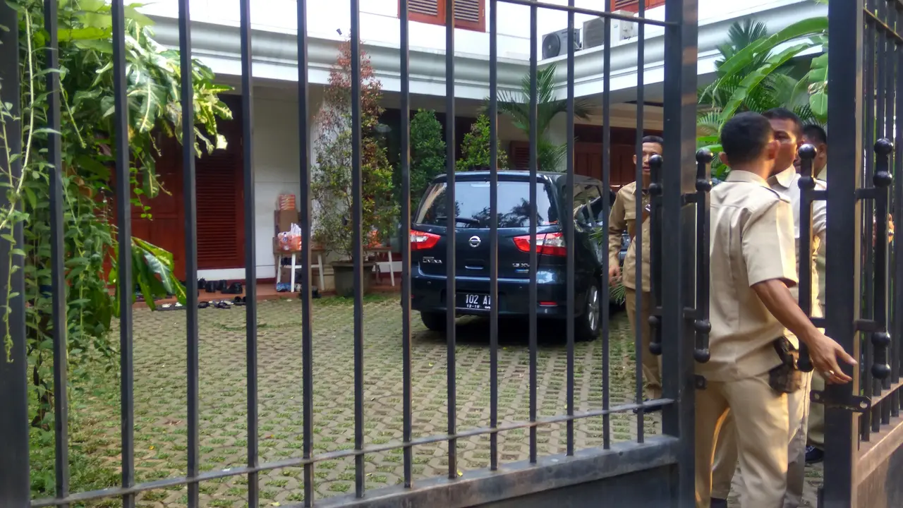 Mobil yang diduga membawa Sandiaga Uno ke kediaman Prabowo Subianto (Liputan6.com/Nafiysul Qodar)