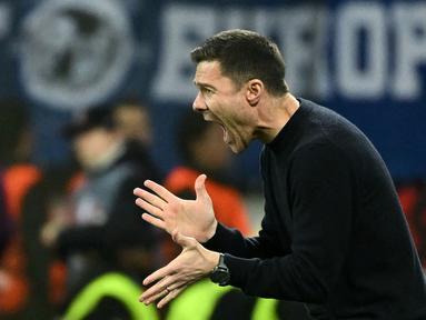Pelatih Bayer Leverkusen, Xabi Alonso memberikan arahan kepada pemainnya saat laga leg kedua 16 besar Liga Europa 2023/2024 melawan Qarabag di BayArena, Leverkusen, Jerman, Jumat (15/03/2024) dini hari WIB. (AFP/Ina Fassbender)