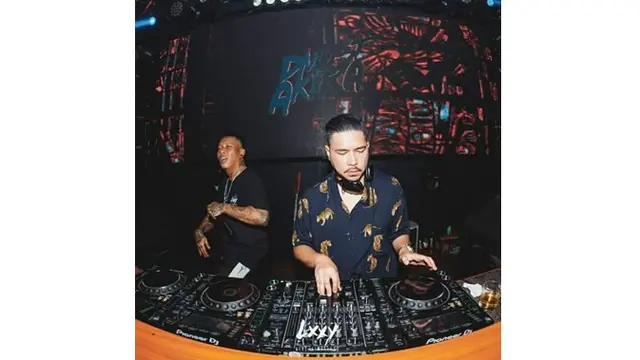 Sama seperti sang kekasih, Dimas berprofesi sebagai seorang DJ.