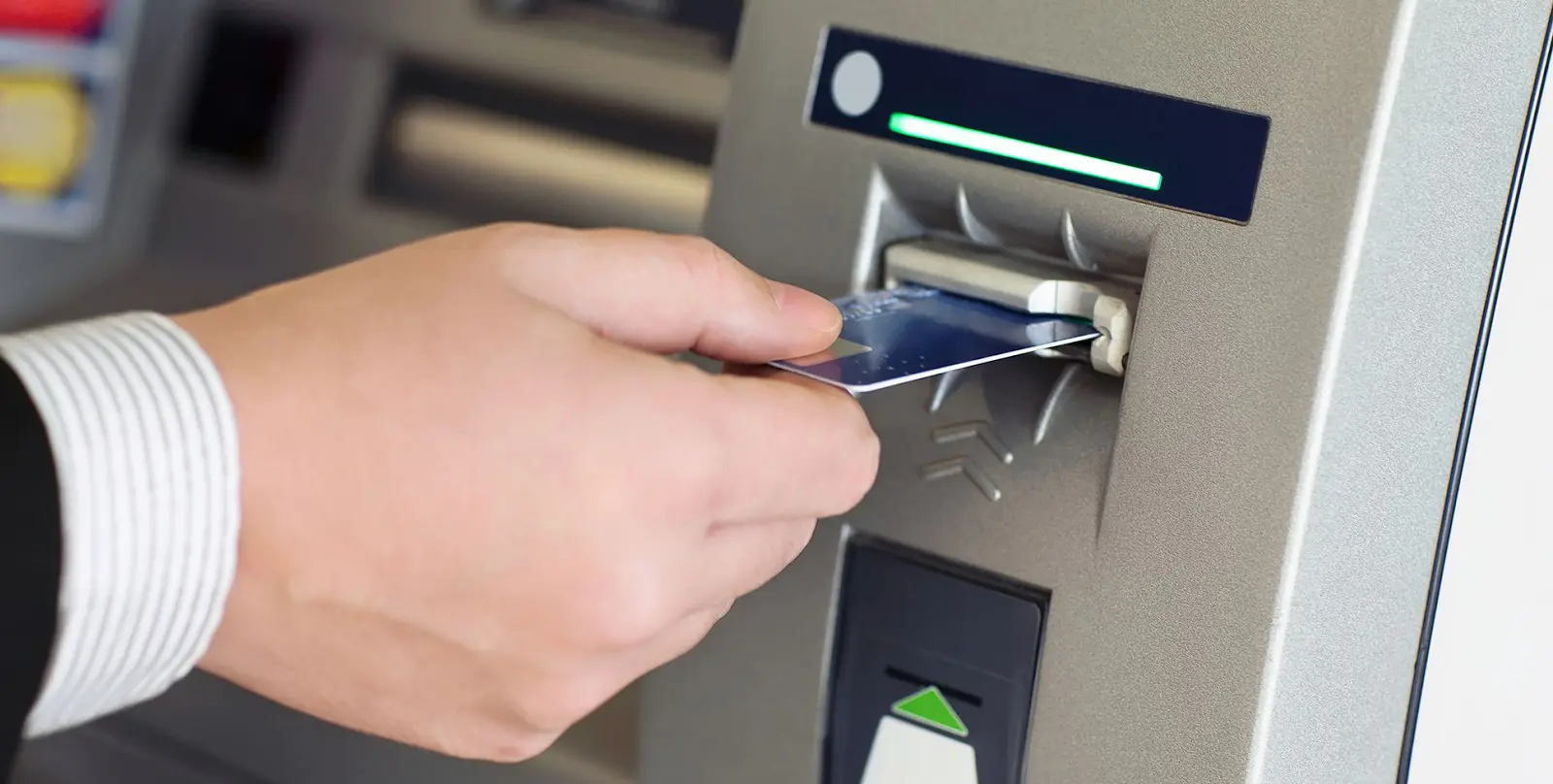 Ilustrasi: Melakukan pembelian isi pulsa lewat ATM kini dikenakan biaya. | via: jualantoken.blogspot.com