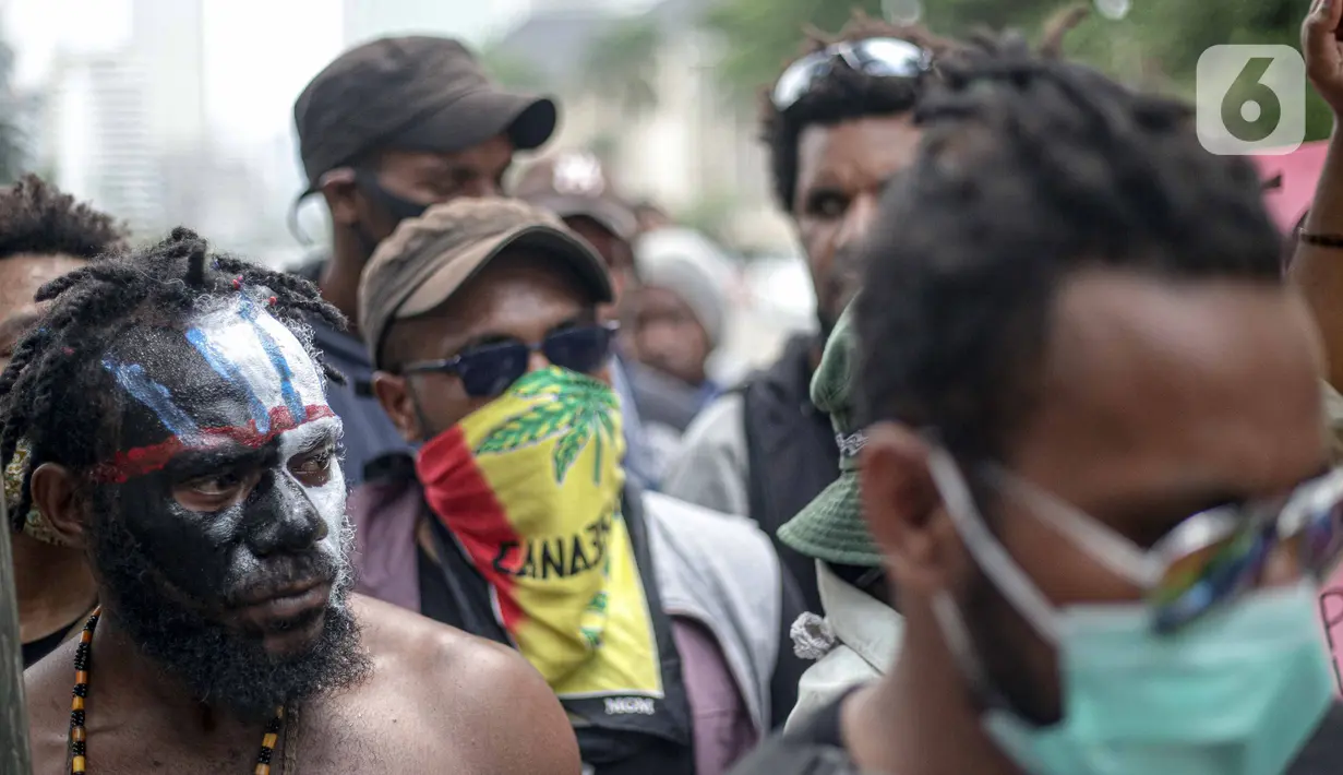 Massa yang tergabung dalam Aliansi Mahasiswa Papua menggelar aksi di kawasan Patung Kuda, Jakarta, Senin (16/11/2020). Mahasiswa menolak operasi Blok Wabu bekas PT Freeport Indonesia, perpanjangan otonomi khusus Papua yang berakhir 2021, dan UU Cipta Kerja. (Liputan6.com/Faizal Fanani)