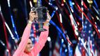 Rafael Nadal mengangkat trofi AS Terbuka 2017 setelah mengalahkan petenis Afrika Selatan, Kevin Anderson pada final tunggal putra di USTA Billie Jean King National Tennis Center,  New York, (10/9/2017). Rafael Nadal menang 6-3, 6-3, 6-4. (AFP/Jewel Samad)