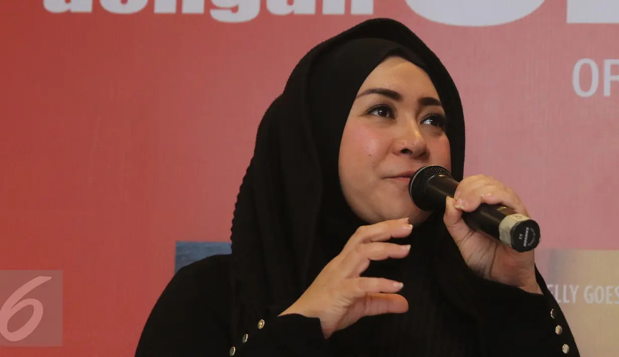 Musisi Melly Goeslaw memberikan keterangan pada peluncuran album ‘soundtrack’ film “Ada Apa Dengan Cinta 2” di Jakarta, Rabu (20/4). Album itu berisi enam lagu baru dan dua lagu yang diambil dari album soundtrack AADC? 1. (Liputan6.com/Herman Zakharia)