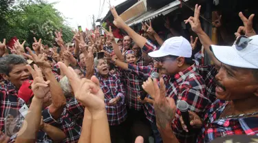 Cawagub DKI Jakarta nomer urut dua, Djarot Saiful Hidayat menyapa warga saat berkunjung ke Kampung Ambon, Cengkareng, Jakarta Barat, Kamis (2/2). Dalam kesempatan tersebut Djarot meminta kepada masyarakat untuk memerangi narkoba. (Liputan6.com)