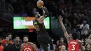 Aksi bintang Cleveland Cavaliers, LeBron James (23) melepaskan tembakan melewati adangan dua pemain Raptors pada gim keempat semifinal Wilayah Timur NBA playoff di Quicken Loans Arena, Cleveland, (7/5/2018). (AP/Tony Dejak)