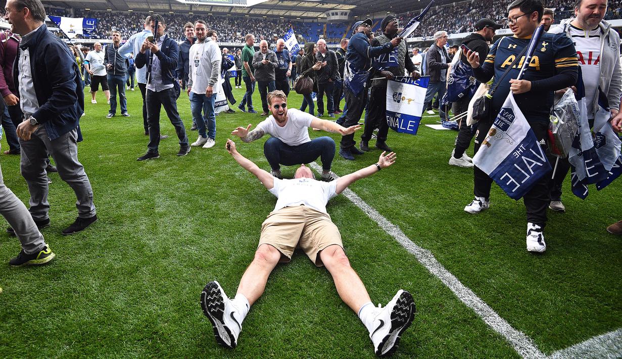Suporter tumpah ruah usai laga Tottenham melawan Manchester United di stadion White Hart Lane, (14/05/2017). Pertandingan tersebut merupakan laga terakhir di White Hart Lane setelah 118 tahun menempati stadion tersebut. EPA/Facundo Arrizabalaga