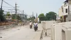 Pengendara motor melintasi proyek pembangunan jalan inspeksi di Jalan Kemuning, Pasar Minggu, Jakarta, Minggu (24/11/2019). Pemprov DKI membangun proyek jalan inspeksi sepanjang 1,2 km dengan lebar 15 meter yang menghubungkan Jalan Rawajati Timur hingga Poltangan. (Liputan6.com/Immanuel Antonius)