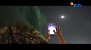 Warga Jember sambut supermoon  dengan mendatangi tempat terbuka seperti alun-alun Kota Jember, Jawa Timur, hingga malam.