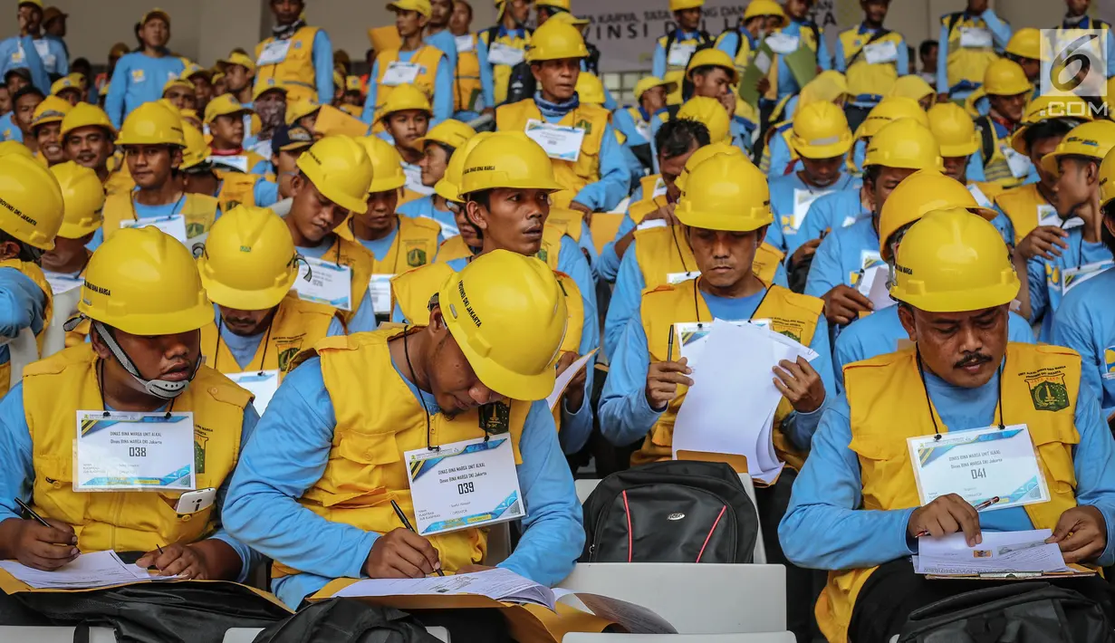 Para pekerja mengikuti sertifikasi massal tenaga kerja konstruksi terampil tahap III di Lingkungan Internal dan Eksternal Kementerian Pekerjaan Umum dan Perumahan Rakyat (PUPR) di Gelora Bung Karno, Jakarta, Rabu (18/10). (Liputan6.com/Faizal Fanani)