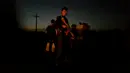 Seorang polisi bersenjata melakukan pengamanan di dekat lokasi ledakan yang mengguncang Ibu Kota Kabul, Afghanistan, Senin (1/8). Ledakan yang disebabkan oleh sebuah bom truk itu memutus arus listrik di seluruh ibu kota. (REUTERS/Mohammad Ismail)