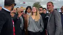 Aktris Amerika Serikat (AS), Angelina Jolie (tengah) saat tiba di perbatasan Rafah-Mesir, pada Jumat 2 Januari 2026. Aktris Amerika Serikat (AS) yang juga mantan utusan khusus Badan Pengungsi Perserikatan Bangsa Bangsa (PBB), Angelina Jolie mengunjungi pelintasan Rafah di perbatasan Gaza–Mesir. (Foto oleh AFP)