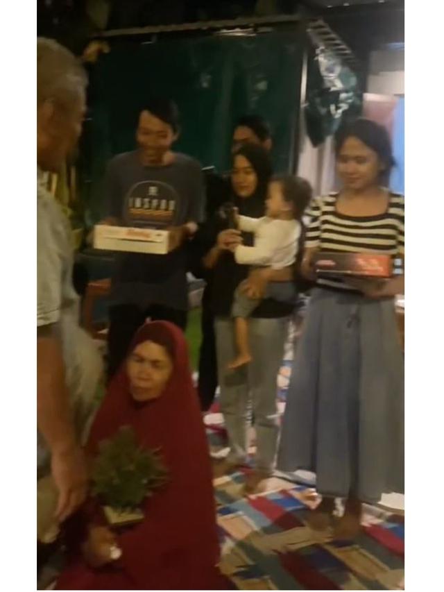 Momen Nenek Reka Ulang Adegan Nikah Ini Kocak, Sebab Dulu Anak-Cucu Tak Diundang