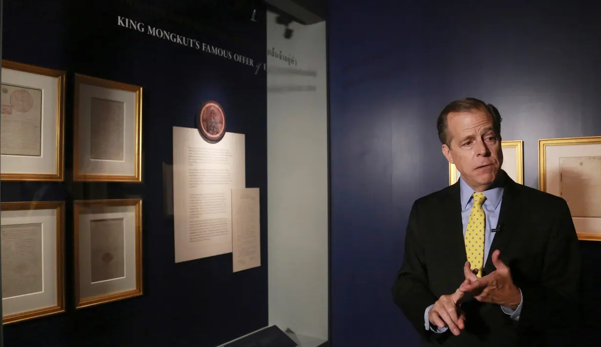 Duta Besar AS untuk Thailand Glynn Davies berbicara kepada media di depan surat tulisan tangan Presiden AS Abraham Lincoln pada tahun 1862 untuk Raja Mongkut dari Thailand saat pameran "Great and Good Friends" di Bangkok, 22 Maret 2018. (AP/Sakchai Lalit)