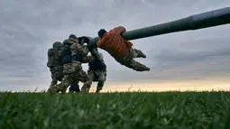 Tentara Ukraina mempersiapkan Howitzer M777 yang dipasok Amerika Serikat (AS) untuk menggempur posisi Rusia di wilayah Kherson, Ukraina, 9 Januari 2023. Memasuki hari ke-321 peperangan, konflik di antara Rusia dengan Ukraina sampai saat ini terus berlanjut dan belum terlihat akan segera berakhir. (AP Photo/Libkos)