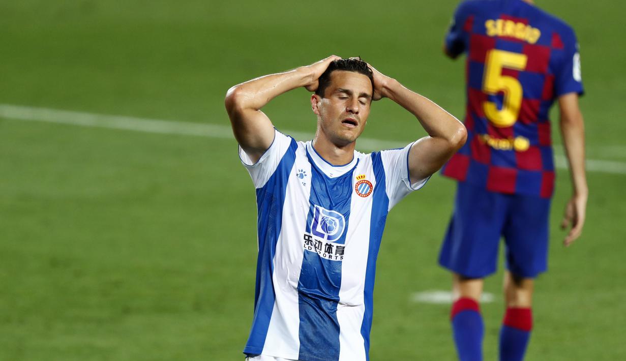 Pemain Espanyol, Bernardo Espinosa, tampak lesu usai ditaklukkan Barcelona pada laga La Liga di Stadion Camp Nou, Rabu (8/7/2020). Espanyol dipastikan degradasi karena baru meraih 24 poin dan berada di dasar klasemen La Liga. (AP/Joan Monfort)