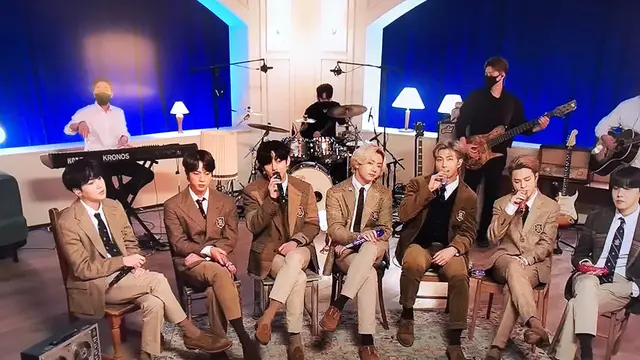 Grup K-Pop asal Korea Selatan, BTS, dalam penampilan di MTV Unplugged pada tahun 2021 (Twitter/@MildlyBitter)