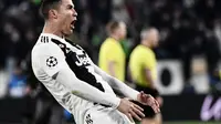 Selebrasi Cristiano Ronaldo pada laga kedua, babak 16 besar Liga Champions yang berlangsung di Stadion Allianz, Turin, Rabu (13/3). Juventus menang 3-0 atas Atl Madrid. (AFP/Filippo Monteforte)