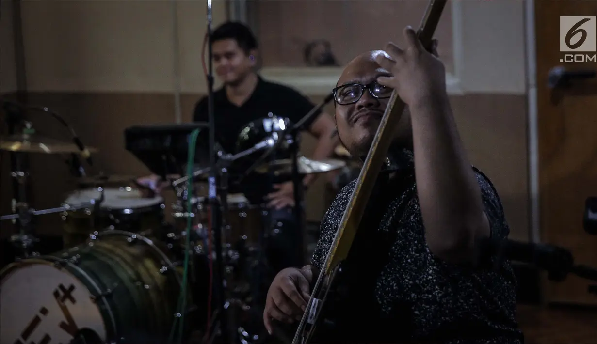 Personel band NEV+ saat latihan bersama Sophia Latjuba di Musica Studio, Jakarta, Jumat (26/1). Nidji Electronic Plus (NeV+) akan membawakan salah satu lagu hits dari Nidji dalam acara Love and Fabulous Festival (LAFF) 2018. (Liputan6.com/Faizal Fanani)
