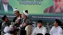 Ketua PWNU DKI Jakarta Tb Robby Budiansyah (kedua kanan) bersama alim ulama saat peringatan maulid dan zikir di Jakarta, Kamis (19/2). Acara ini digelar sekitar 1000 jamaah Nahdlatul Ulama DKI untuk mendoakan umat dan negara. (Liputan6.com/Johan Tallo)