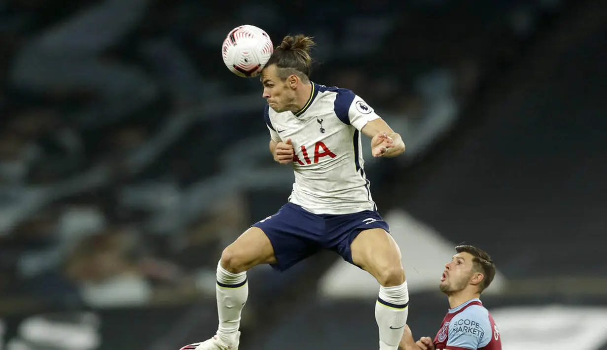 Pemain Tottenham Hotspur, Gareth Bale, menyundul bola saat melawan West Ham United pada laga Liga Inggris Senin (19/10/2020). Kedua tim bermain imbang 3-3. (AP/Matt Dunham, Pool)