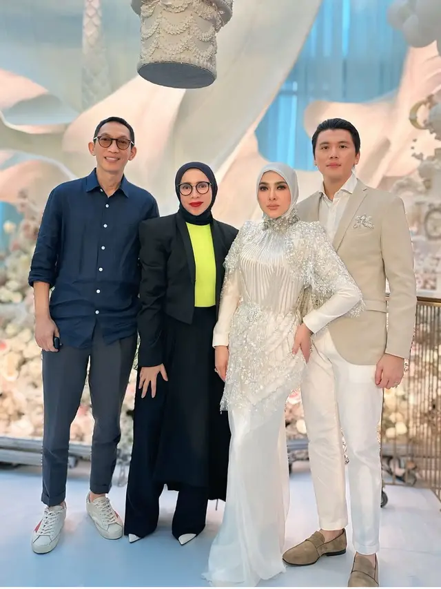 Gaya Publik Figur Hadir di Ulang Tahun Syahrini ke-45.