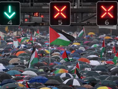 Para demonstran berbaris melintasi Jembatan Pelabuhan Sydney, Australia, dalam sebuah aksi unjuk rasa untuk mendukung warga Palestina, pada 3 Agustus 2025. (DAVID GRAY/AFP)