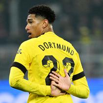 Pemain Borussia Dortmund, Jude Bellingham, saat melawan Augsburg pada laga Bundesliga (22/1/2023). Penyerang Dortmund berusia 19 tahun ini punya harga selangit, yakni 110 juta pounds. Namun besarnya banderol Jude Bellingham justru membuat klub-klub besar semakin gencar mengincar tanda-tangannya. (AFP/Ina Fassbender)