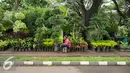 Pedagang tanaman hias menunggu pembeli di parkir Timur Senayan, jakarta, Rabu (8/2). Sejumlah pedangang mengaku sepi pembeli usai direlokasi ke dalam Kompleks GBK tujuh bulan lalu. (Liputan6.com/Gempur M. Surya)