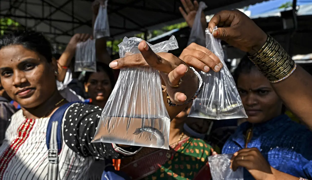 Ribuan orang datang dari seluruh India untuk mendapatkan pengobatan gratis selama periode dua hari, yang tanggalnya ditentukan oleh awal musim hujan setiap bulan Juni. (Photo by Noah SEELAM / AFP)