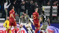 Pemain Juventus merayakan gol yang dicetak oleh Adrien Rabiot ke gawang AS Roma dalam laga giornata 18 Serie A Liga Italia di Allianz Stadium, Turin, Minggu (31/12/2023) dini hari WIB. Juventus menang 1-0 atas AS Roma dalam laga tersebut (Isabella BONOTTO / AFP)