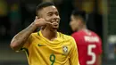 Striker Brasil, Gabriel Jesus, merayakan gol yang dicetaknya ke gawang Cile pada laga kualifikasi Piala Dunia 2018 di Stadion Allianz Parque, Sao Paulo, Selasa (10/10/2017). Brasil menang 3-0 atas Cile. (AFP/Miguel Schincariol)