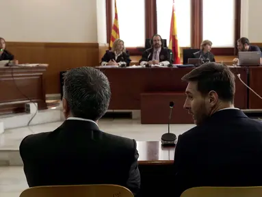 Bintang Barcelona, Lionel Messi (kanan) dan ayahnya, Jorge Horacio Messi duduk menghadap hakim saat sidang kasus pajak di Kantor Pengadilan Barcelona, (2/6/2016). (AFP/POOL/Alberto Estevez)