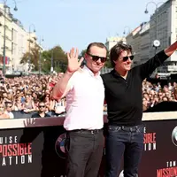 Simon Pegg dan Tom Cruise di premier Mission: Impossible Rogue Nation. foto: THR