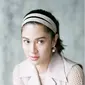 Dian Sastrowardoyo memakai headband. (dok.Instagram @therealdisastr/https://www.instagram.com/p/BvNgNgmHe70/Henry