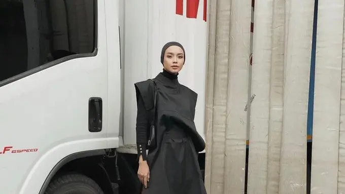 10 Inspirasi Padu Padan Rok Plisket Warna Cokelat, Kasual hingga Elegan