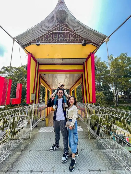 Lewat unggahan Instagramnya, istri Muhammad Khairi itu mengumumkan bahwa ia memiliki seorang anak angkat yang diberi nama Aisya. [Foto: IG/kikysaputrii]