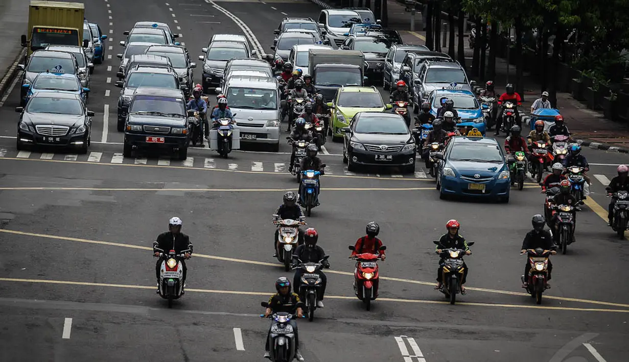 Pengendara sepeda motor melintas di sekitar Jalan MH Thamrin, Jakarta Pusat, Selasa (11/11/2014). (Liputan6.com/Faizal Fanani) 