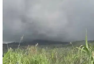Gunung Dukono di Halmahera Utara erupsi pada hari ini Jumat (8/5/2026). (Dok. Istimewa)