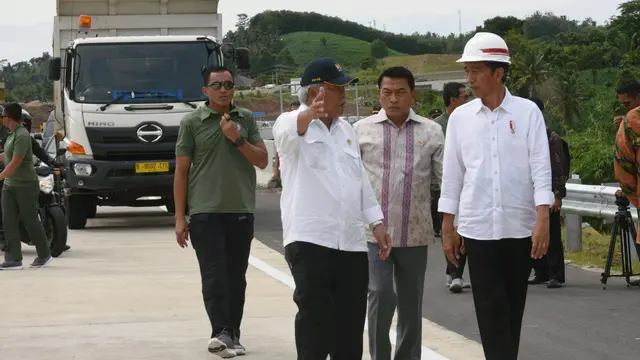 Jokowi saat memberikan sambutan pada peresmian Jalan Tol Bakauheni-Terbanggi Besar segmen Pelabuhan Bakauheni-Simpang Susun Bakauheni dan Simpang Susun Lematang-Simpang Susun Kotabaru, di Bakauheni, Lampung