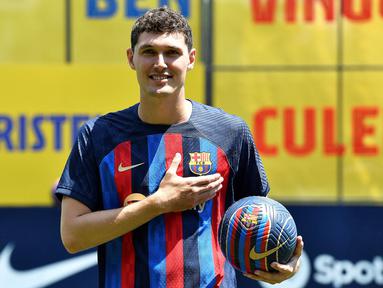 Andreas Christensen resmi diperkenalkan jadi pemain baru Barcelona pada Kamis (07/07/2022) waktu setempat di pusat latihan Joan Gamper. (AFP/Pau Barrena)