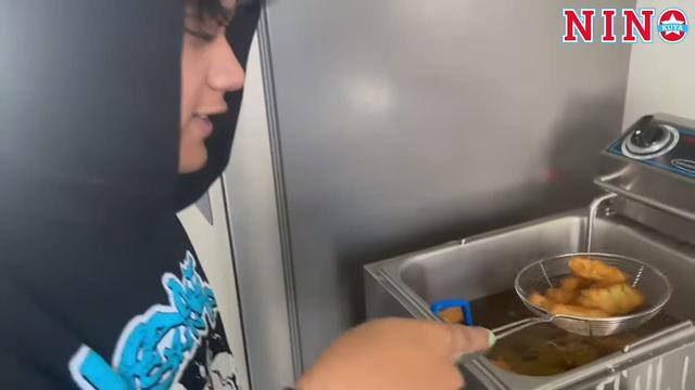 Nino Kuya jualan gorengan di Amerika