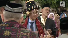 Pesta Adat Kahiyang-Bobby terus berlangsung, saat melakukan prosesi Manortor Gibran dilempari beras kuning.