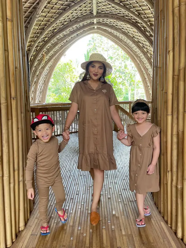 6 Gaya Ashanty dan Arsy saat Pakai Baju Kembar, Kompak Banget