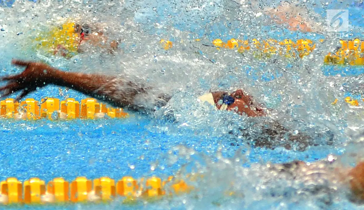 Perenang Indonesia, I Gede Siman Sudartawa saat bertanding pada gaya punggung 50 meter putra.Asian Games 2018 di Stadion Akuatik GBK, Jakarta, Senin (20/8). Iman mencatat waktu 25.29 detik dan berada di peringkat lima. (merdeka.com/Arie Basuki)