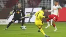 Penyerang Borussia Dortmund, Jadon Sancho, mencetak gol ke gawang RB Leipzig pada laga Bundesliga di Stadion Red Bull Arena, Sabtu (9/1/2021). Dortmund menang dengan skor 3-1. (AP/Michael Sohn)