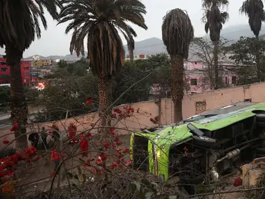 Sebuah bus wisata setelah mengalami kecelakaan di Lima, Peru, (9/10). Menurut petugas pemadam kebakaran, sedikitnya tujuh orang tewas setelah  bus wisata tersebut keluar jalur saat turun bukit di distrik Rimac. (AFP Photo/Andina/Ho)